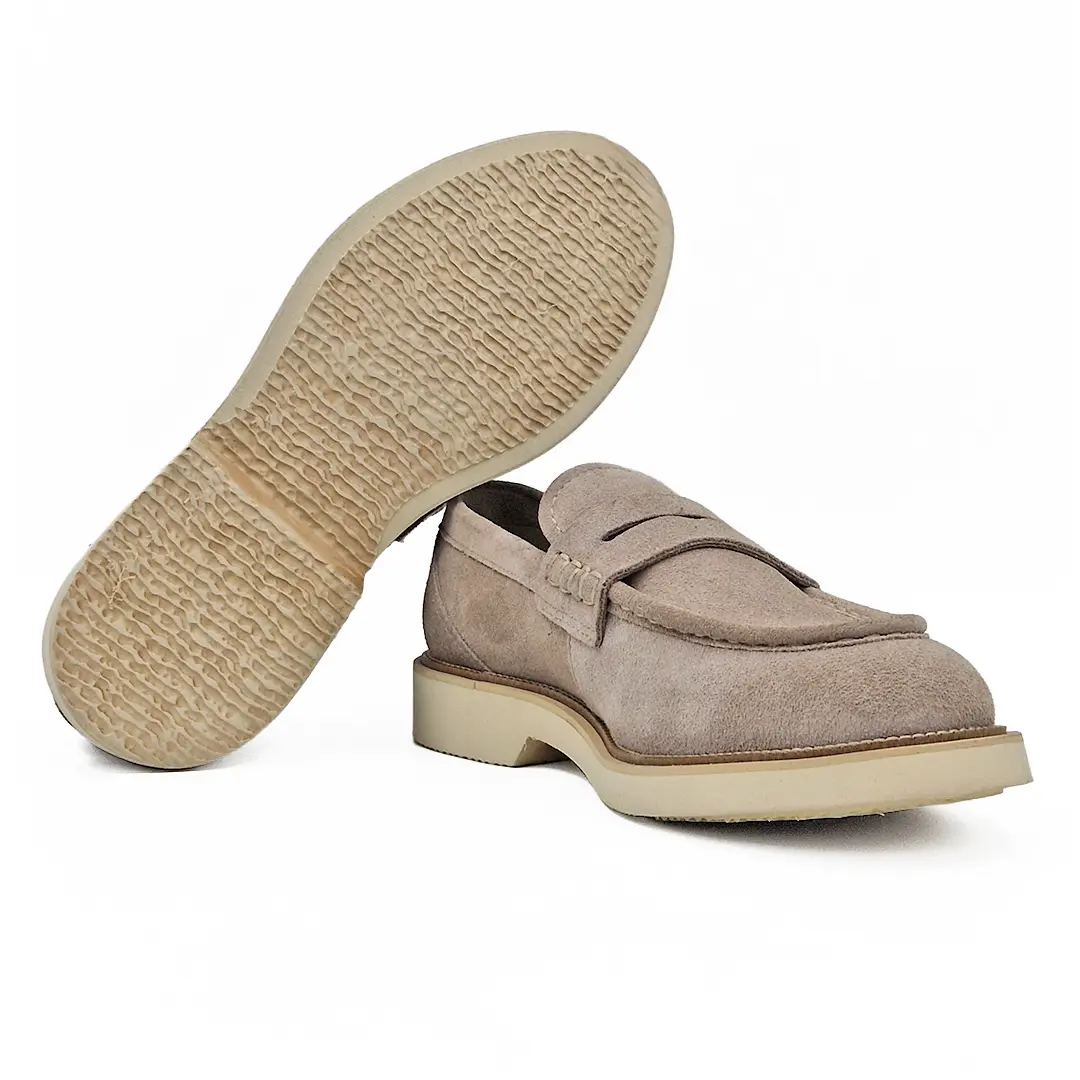 Bež muške mokasine u toploj, svetloj nijansi savršeno osvežavaju vaš garderober. Odaberite par koji odiše prirodnom estetikom i prefinjenim koloritom.