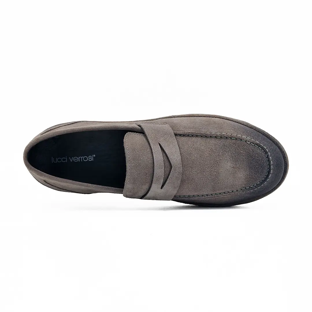 Muške casual sive mokasine predstavljaju savršen balans između opuštenog i sređenog izgleda. Siva nijansa se nepogrešivo uklapa uz lanene pantalone i džins.