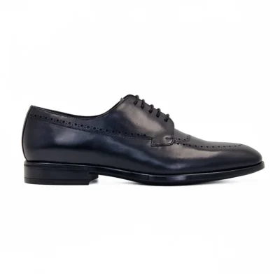 Muške blucher elegantne cipele koje definišu vrhunac poslovnog luksuza. Nappa koža i besprekorna silueta za muškarce koji svojim stilom diktiraju pravila.