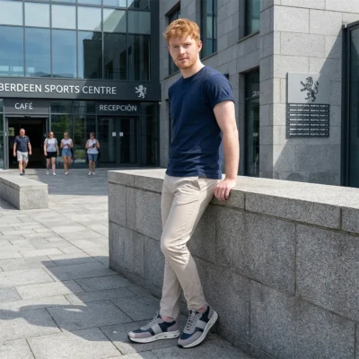 Muške sive patike su onaj ključni komad koji spaja poslovnu ozbiljnost i gradsku slobodu. Postignite neutralnu snagu stila uz maksimalnu udobnost.