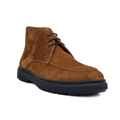 Braon muške desert boots predstavnik stare engleske škole obućarstva, donoseći savršen spoj ležernosti i uglađene elegancije