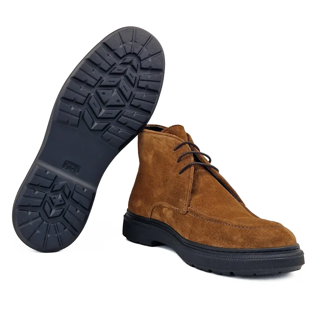 Braon muške desert boots predstavnik stare engleske škole obućarstva, donoseći savršen spoj ležernosti i uglađene elegancije