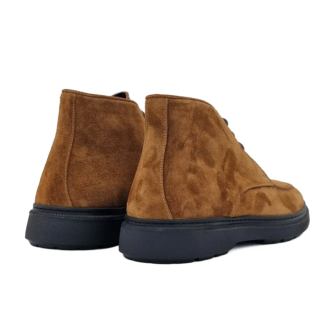 Braon muške desert boots predstavnik stare engleske škole obućarstva, donoseći savršen spoj ležernosti i uglađene elegancije