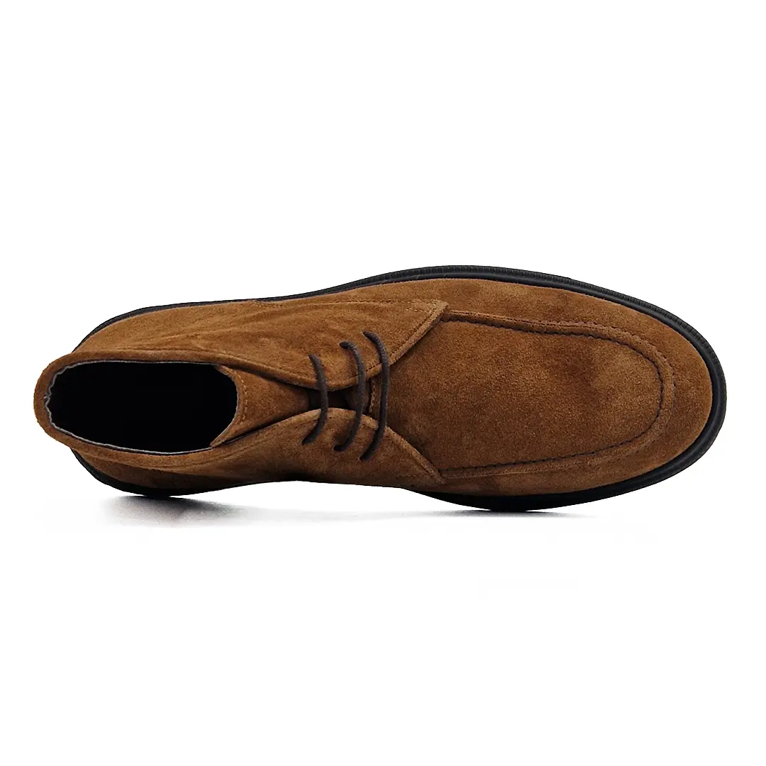 Braon muške desert boots predstavnik stare engleske škole obućarstva, donoseći savršen spoj ležernosti i uglađene elegancije