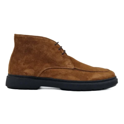 Braon muške desert boots predstavnik stare engleske škole obućarstva, donoseći savršen spoj ležernosti i uglađene elegancije