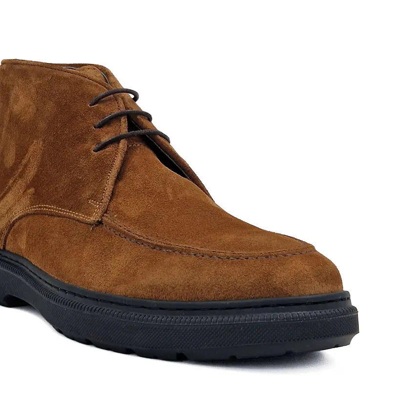 Braon muške desert boots predstavnik stare engleske škole obućarstva, donoseći savršen spoj ležernosti i uglađene elegancije