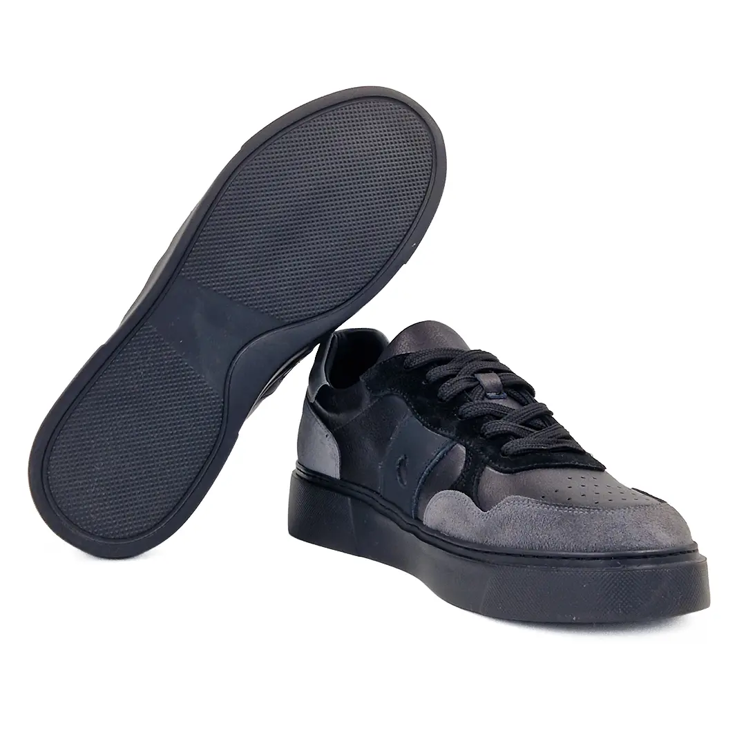 Crne muške cipele patike genijalan spoj stroge smart casual elegancije i rasterećenog sportskog komfora. Dizajnirane su pre svega za dinamične dane u gradu