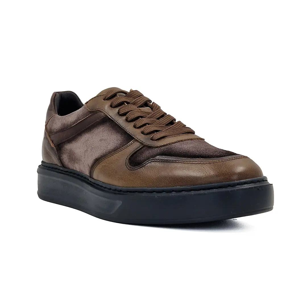 Braon muške elegantne casual patike donose uzbudljivu dimenziju u vaš garderober, spajajući luksuz sa svakodnevnom opuštenošću.