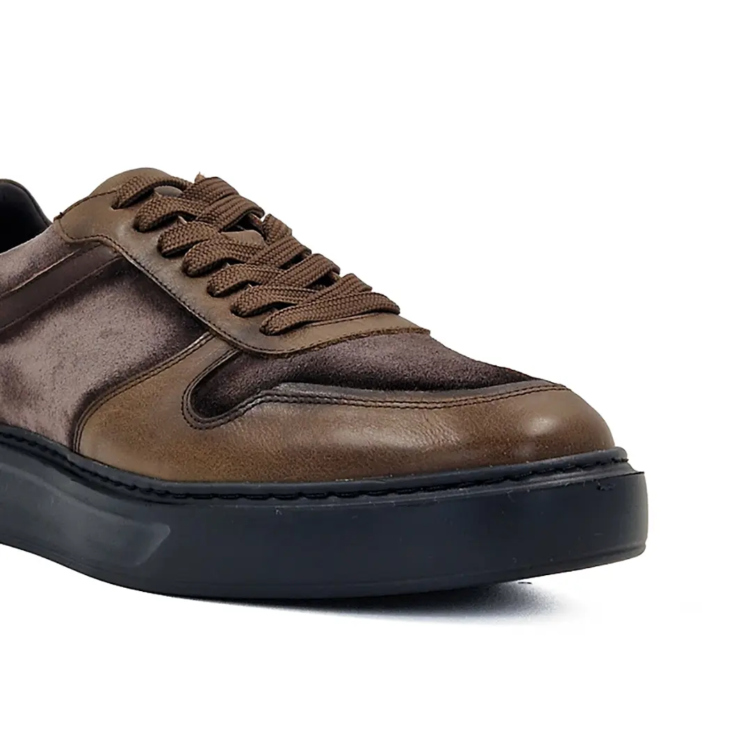 Braon muške elegantne casual patike donose uzbudljivu dimenziju u vaš garderober, spajajući luksuz sa svakodnevnom opuštenošću.