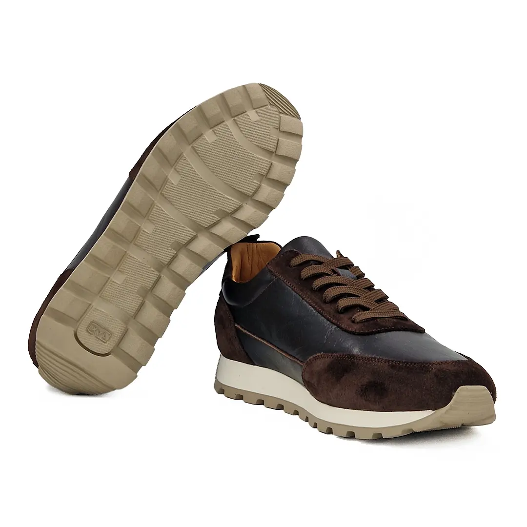 Braon muške cipele patike predstavljaju vrhunski izbor za gospodu čije radno okruženje dopušta popularni smart casual kodeks odevanja.