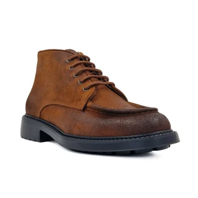 Braon muške poluduboke cipele ističu se kao apsolutni stilski favorit. Inspirisane bezvremenskom siluetom klasičnih "desert boots"