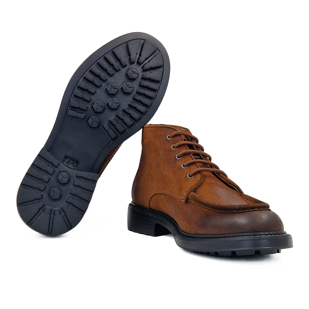 Braon muške poluduboke cipele ističu se kao apsolutni stilski favorit. Inspirisane bezvremenskom siluetom klasičnih "desert boots"