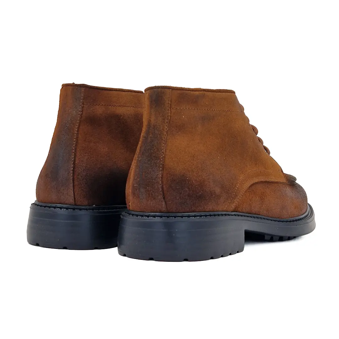 Braon muške poluduboke cipele ističu se kao apsolutni stilski favorit. Inspirisane bezvremenskom siluetom klasičnih "desert boots"