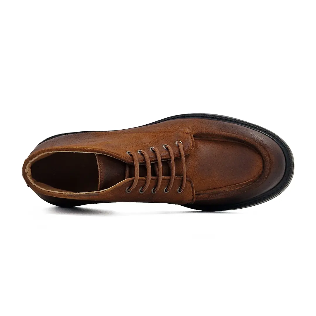 Braon muške poluduboke cipele ističu se kao apsolutni stilski favorit. Inspirisane bezvremenskom siluetom klasičnih "desert boots"