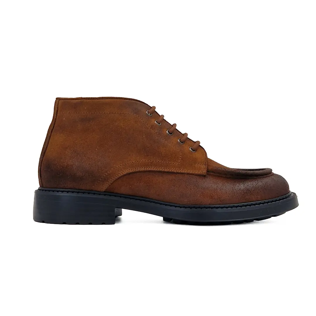 Braon muške poluduboke cipele ističu se kao apsolutni stilski favorit. Inspirisane bezvremenskom siluetom klasičnih "desert boots"