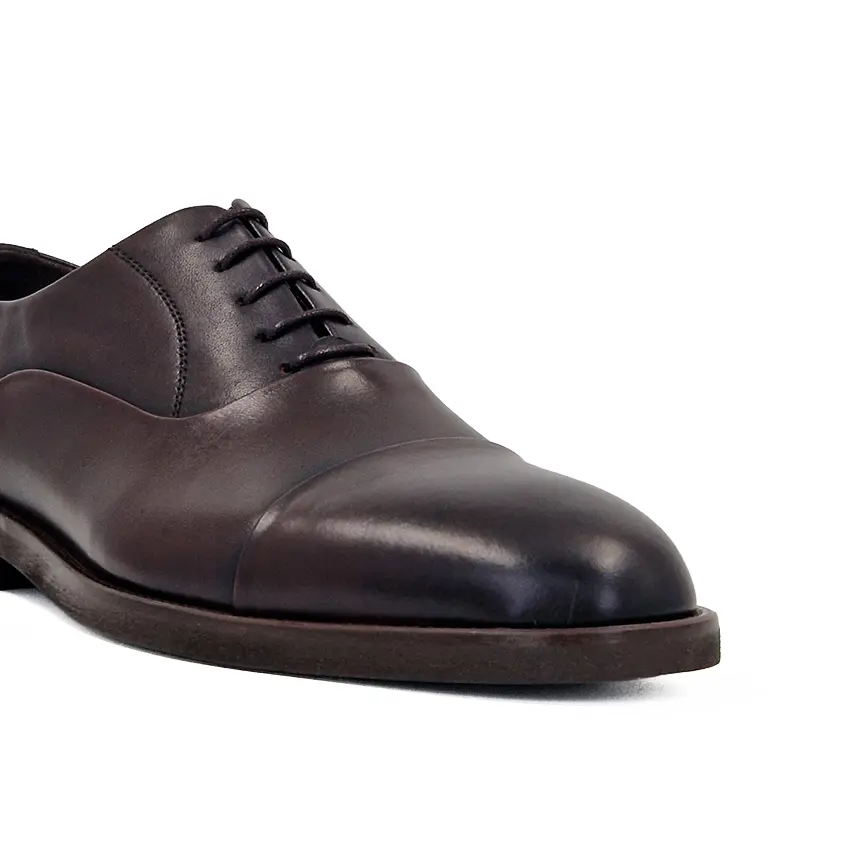 Muške braon elegantne cipele predstavljaju savršen odgovor na zahteve modernog poslovnog sveta, gde se klasičan stil i suptilna originalnost visoko cene