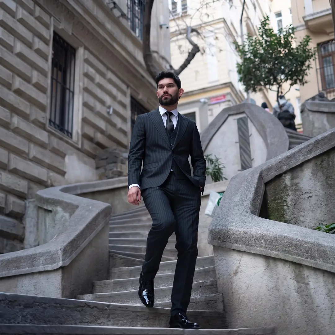 Muške braon monk cipele donose prepoznatljivu estetiku koja vas izdvaja iz mase. Model sa dve kopče spaja klasičnu eleganciju i moderni italijanski dizajn.